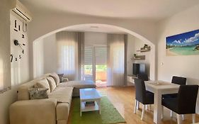 Jovana -- Porodicni Apartmani Igalo